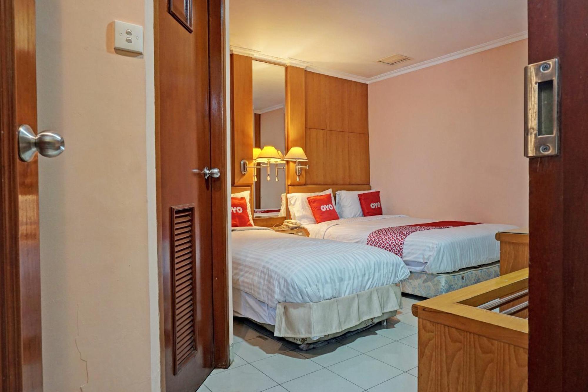 Oyo 671 Hotel Capitol Jakarta Buitenkant foto