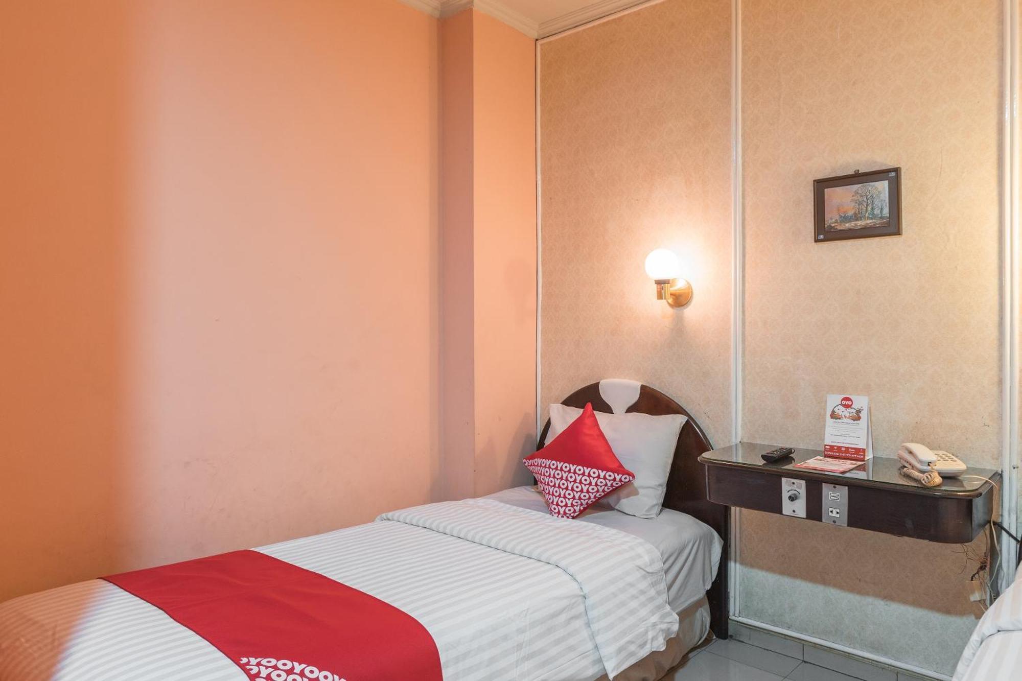 Oyo 671 Hotel Capitol Jakarta Buitenkant foto