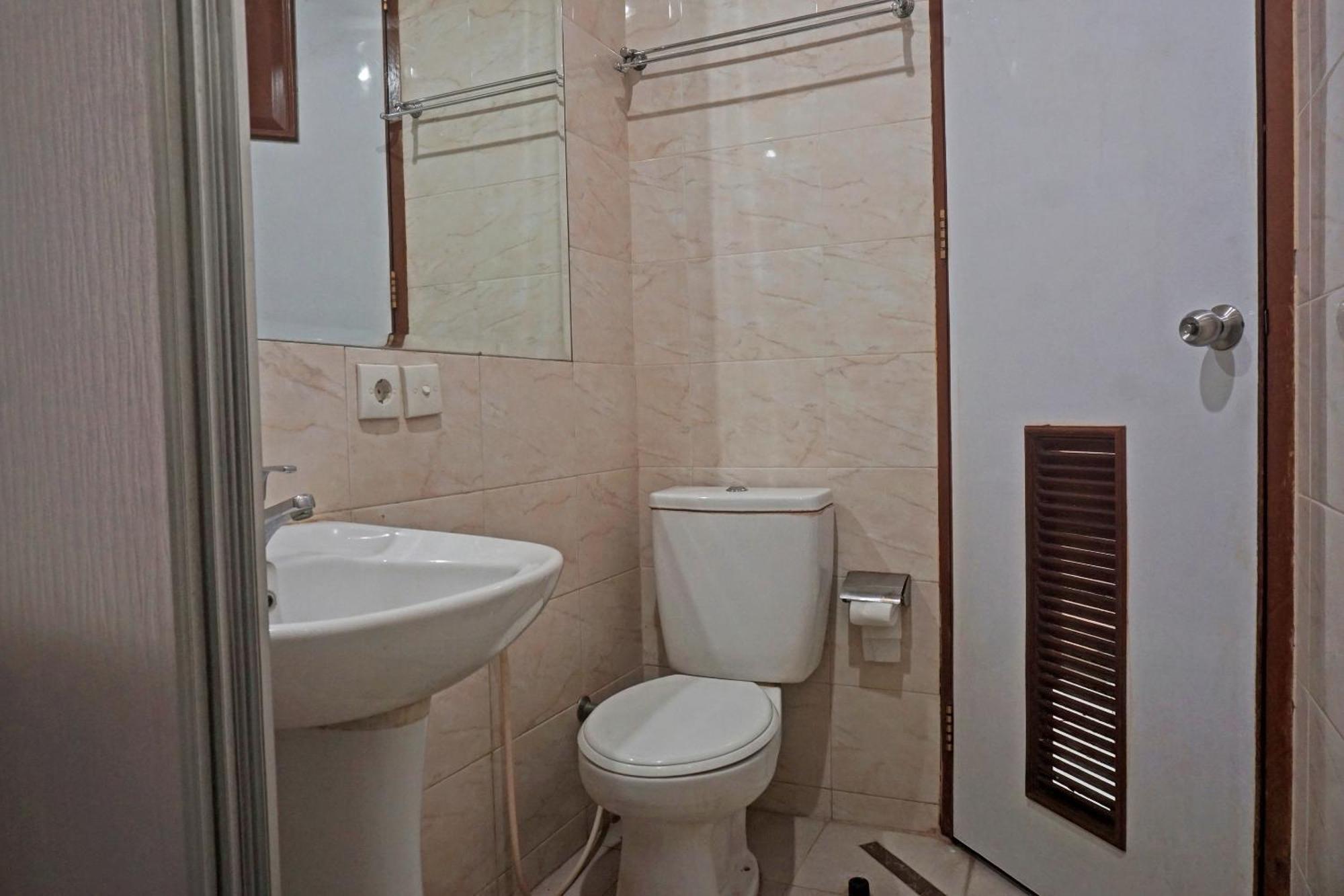 Oyo 671 Hotel Capitol Jakarta Buitenkant foto