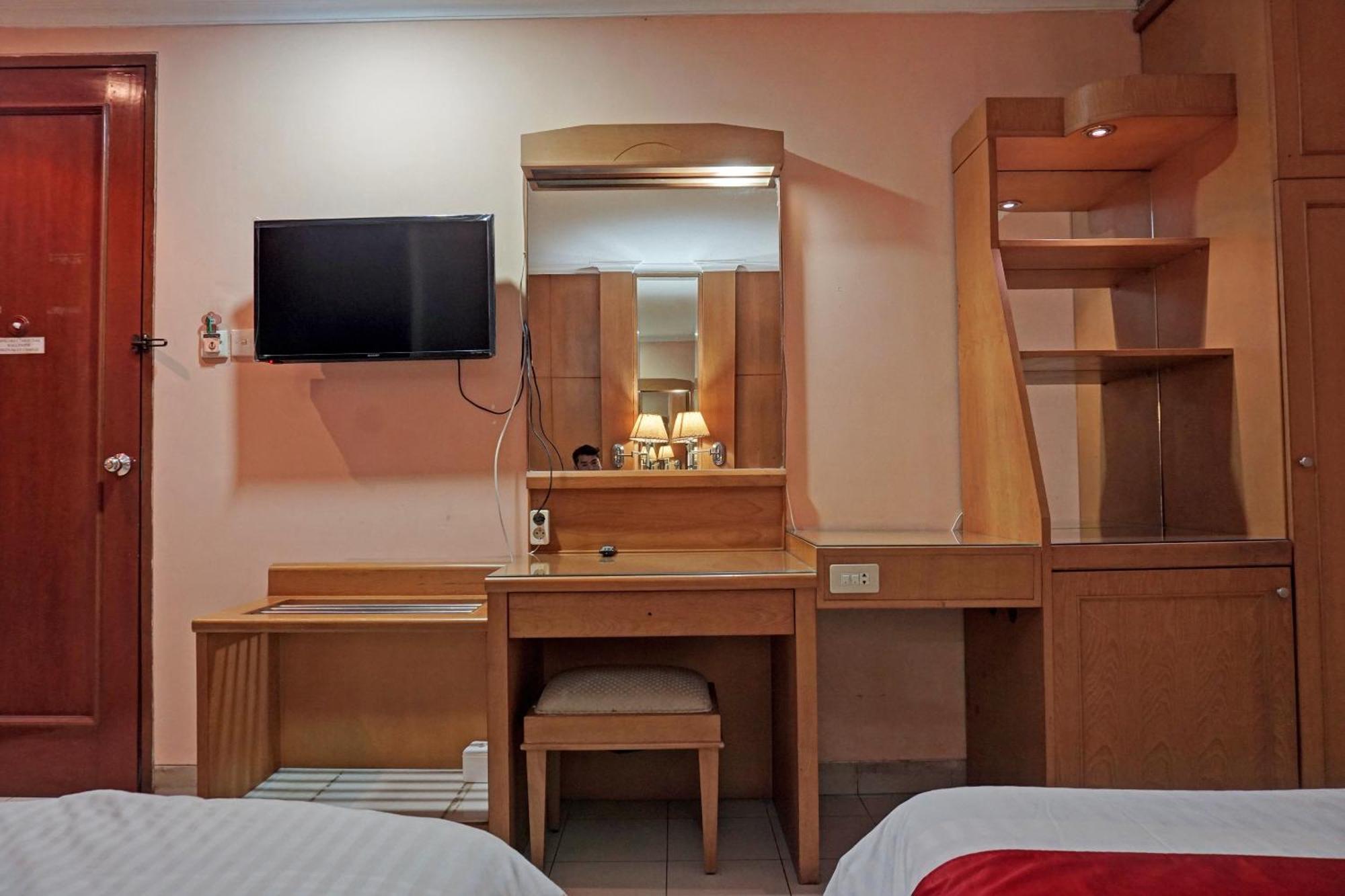 Oyo 671 Hotel Capitol Jakarta Buitenkant foto