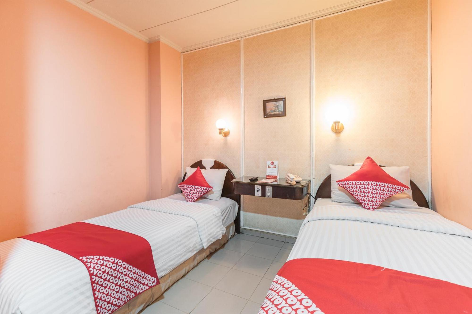 Oyo 671 Hotel Capitol Jakarta Buitenkant foto