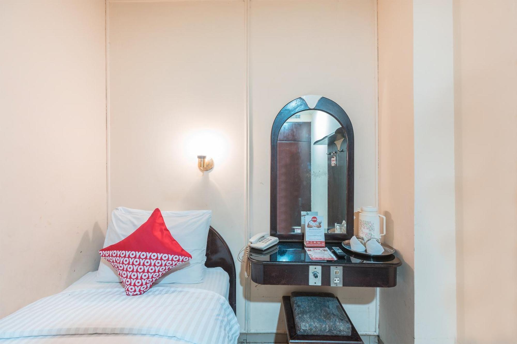 Oyo 671 Hotel Capitol Jakarta Buitenkant foto