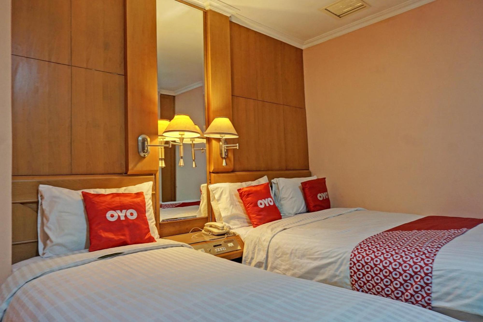 Oyo 671 Hotel Capitol Jakarta Buitenkant foto