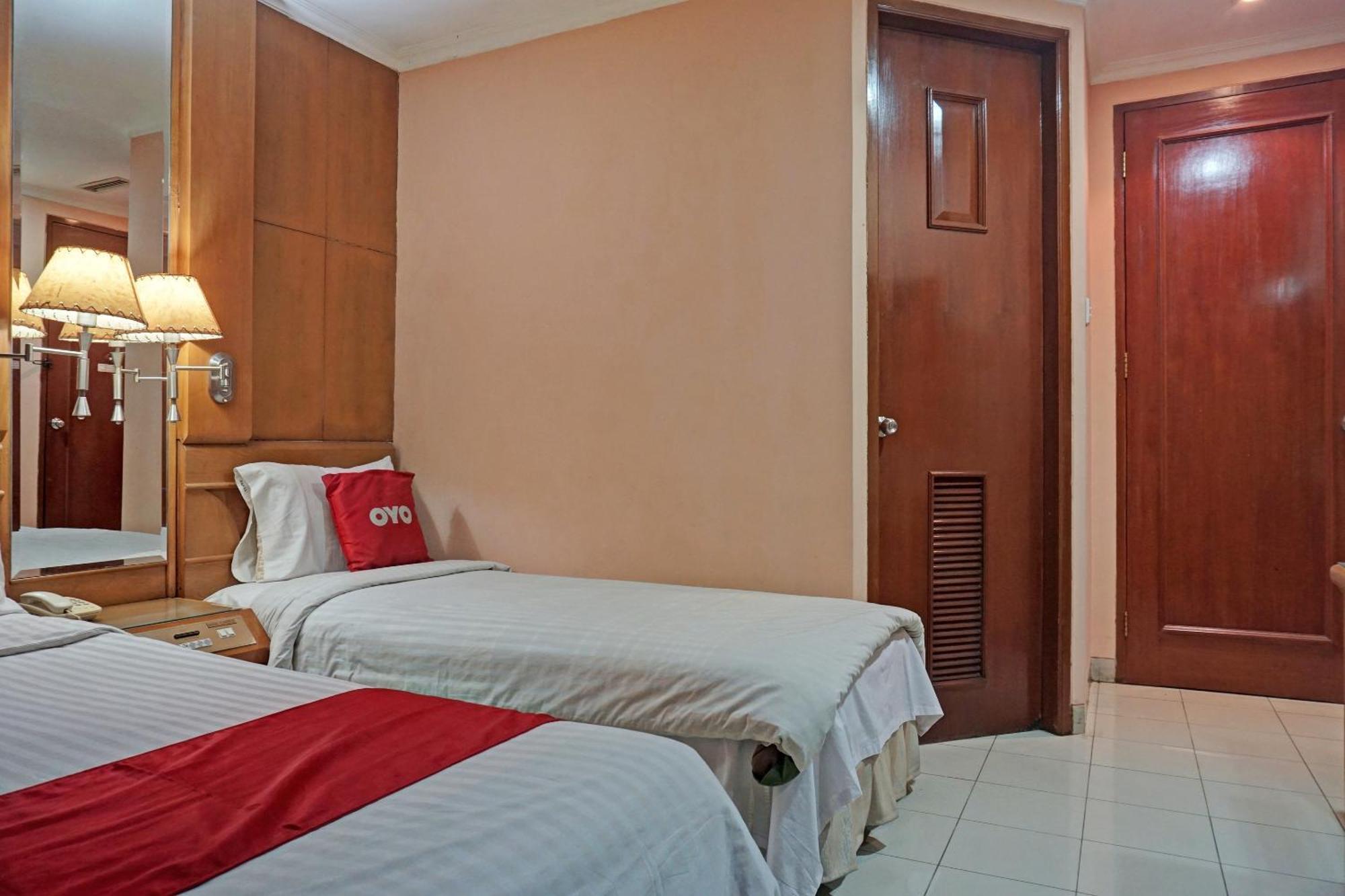 Oyo 671 Hotel Capitol Jakarta Buitenkant foto