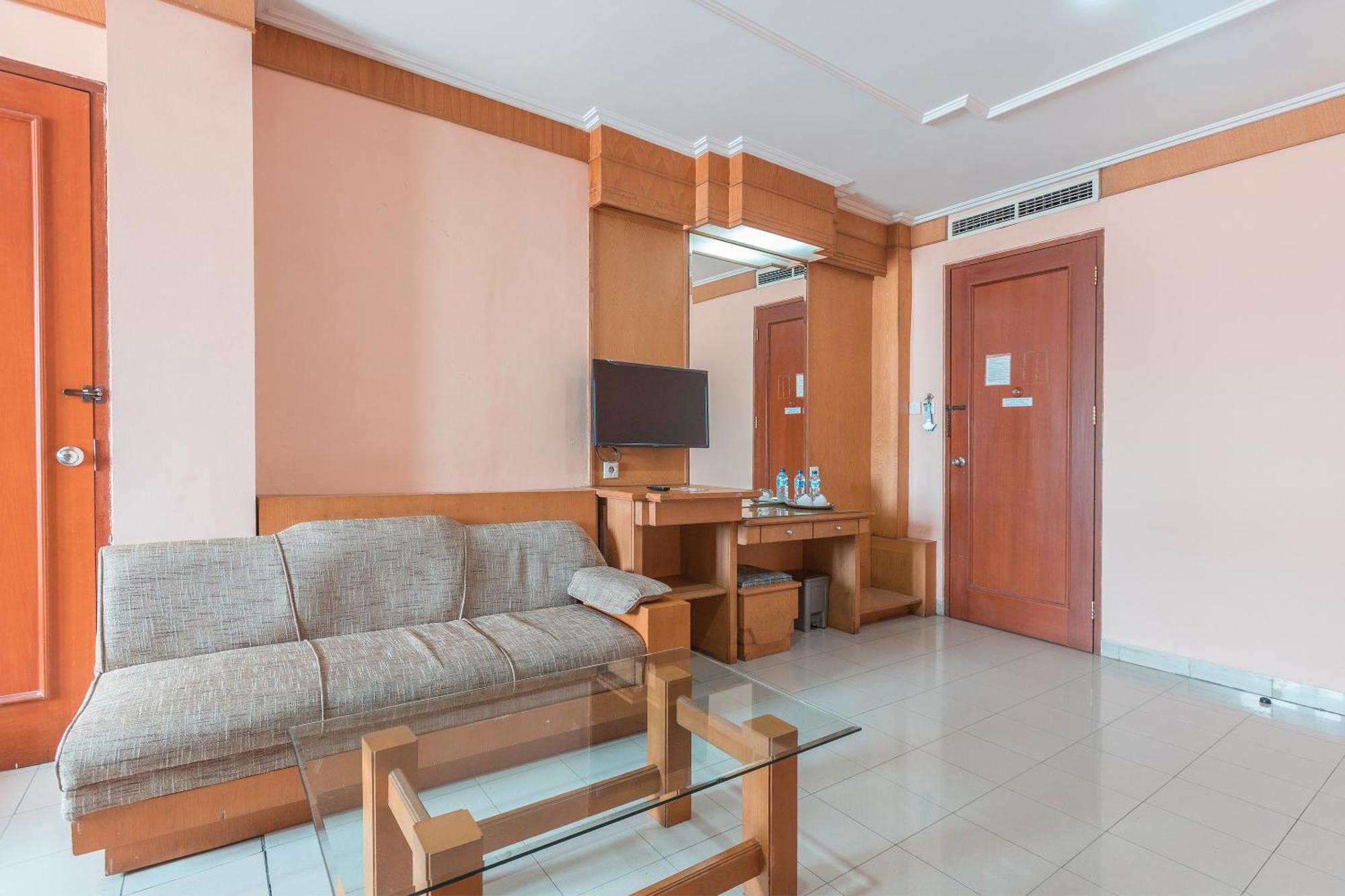 Oyo 671 Hotel Capitol Jakarta Buitenkant foto