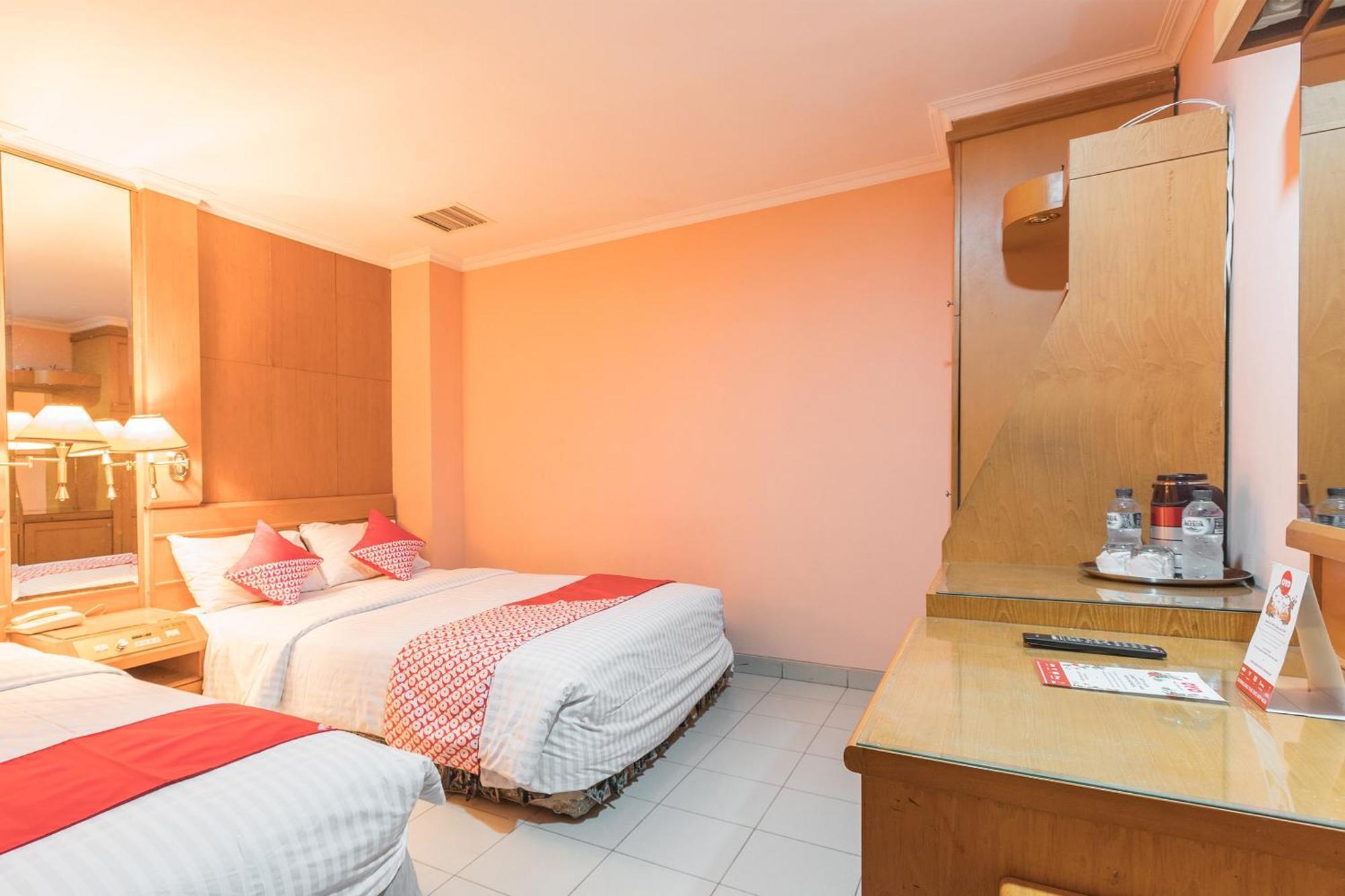 Oyo 671 Hotel Capitol Jakarta Buitenkant foto