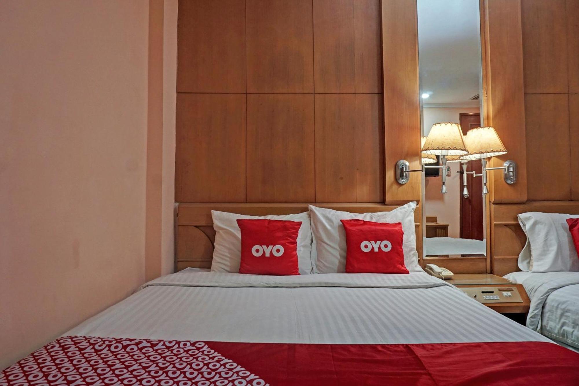 Oyo 671 Hotel Capitol Jakarta Buitenkant foto