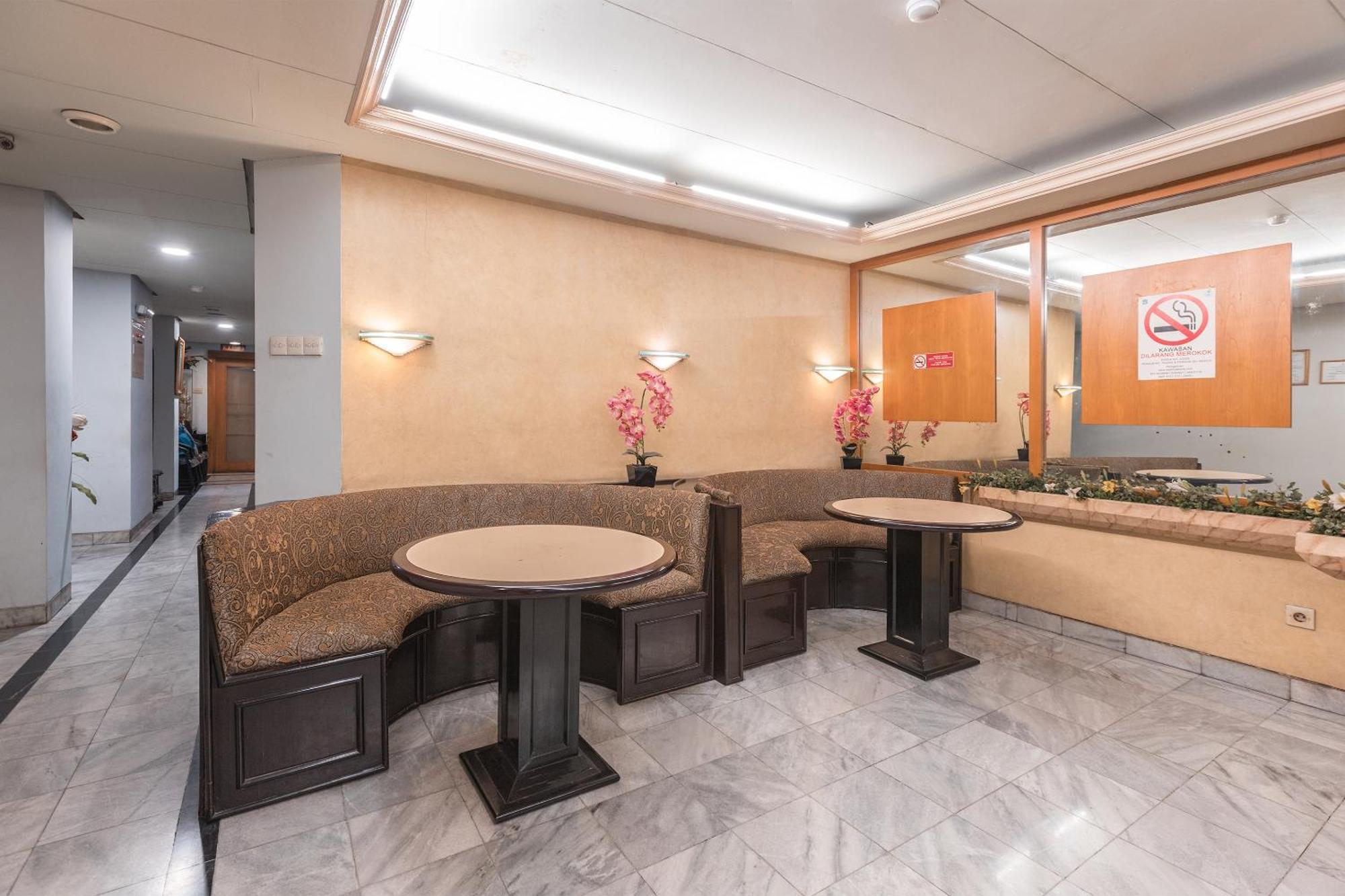 Oyo 671 Hotel Capitol Jakarta Buitenkant foto