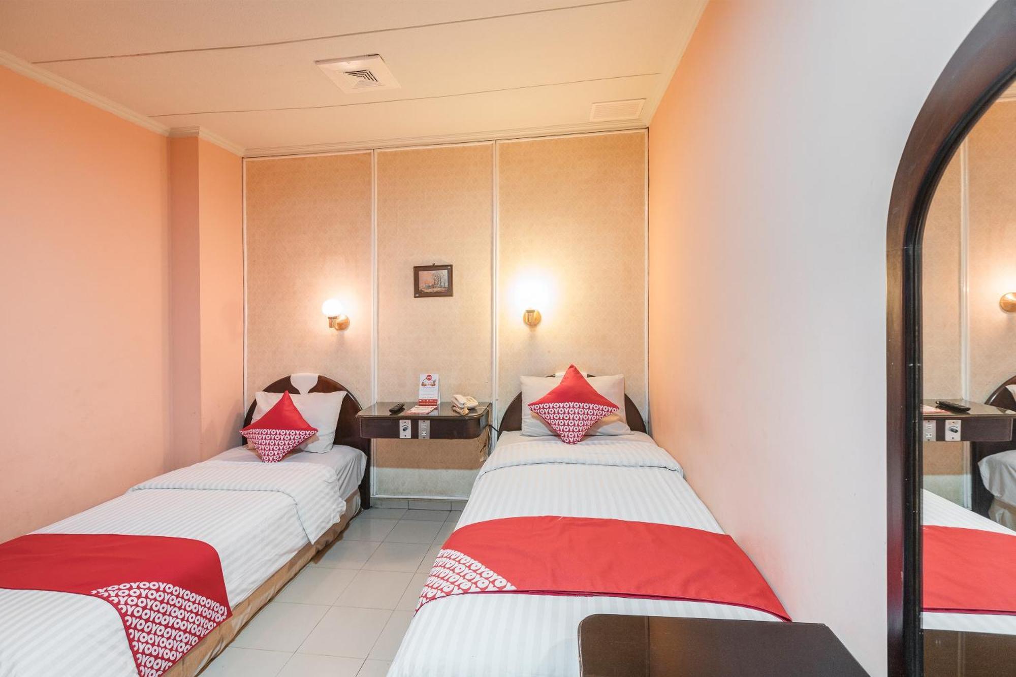 Oyo 671 Hotel Capitol Jakarta Buitenkant foto