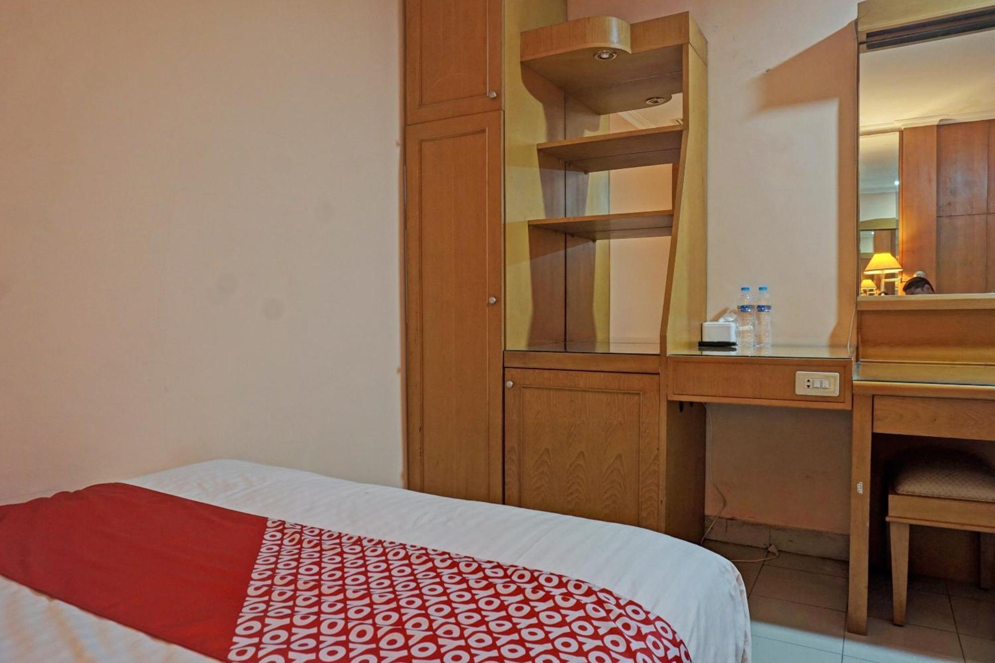 Oyo 671 Hotel Capitol Jakarta Buitenkant foto