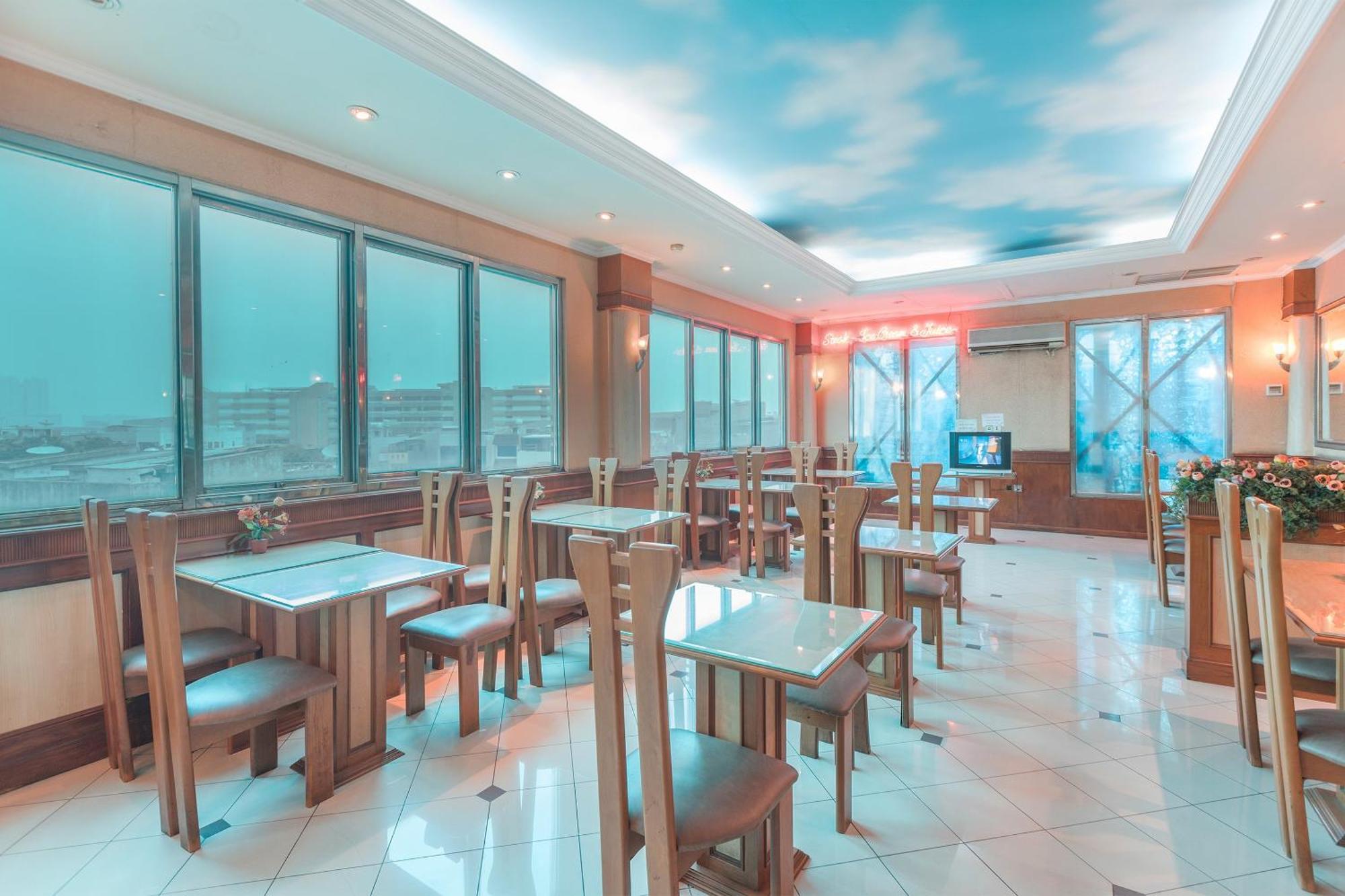 Oyo 671 Hotel Capitol Jakarta Buitenkant foto
