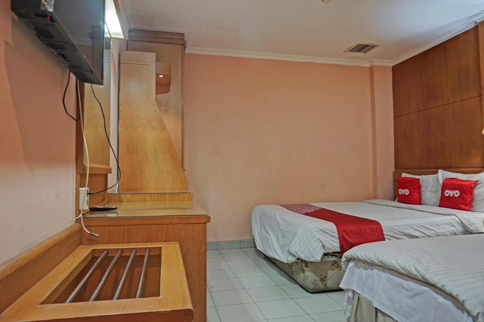 Oyo 671 Hotel Capitol Jakarta Buitenkant foto
