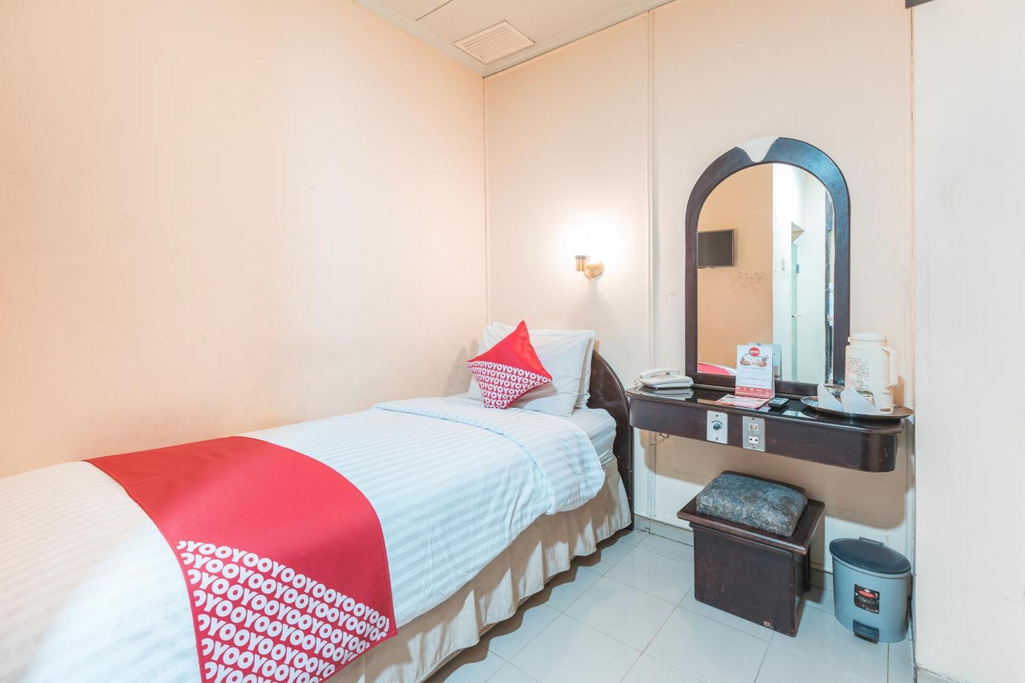 Oyo 671 Hotel Capitol Jakarta Buitenkant foto