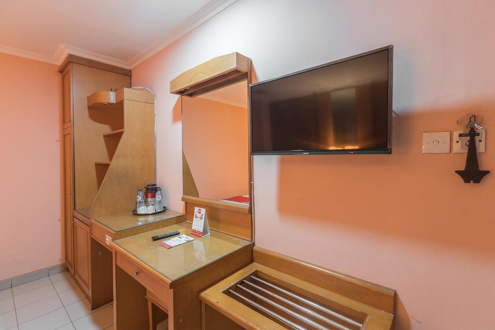 Oyo 671 Hotel Capitol Jakarta Buitenkant foto