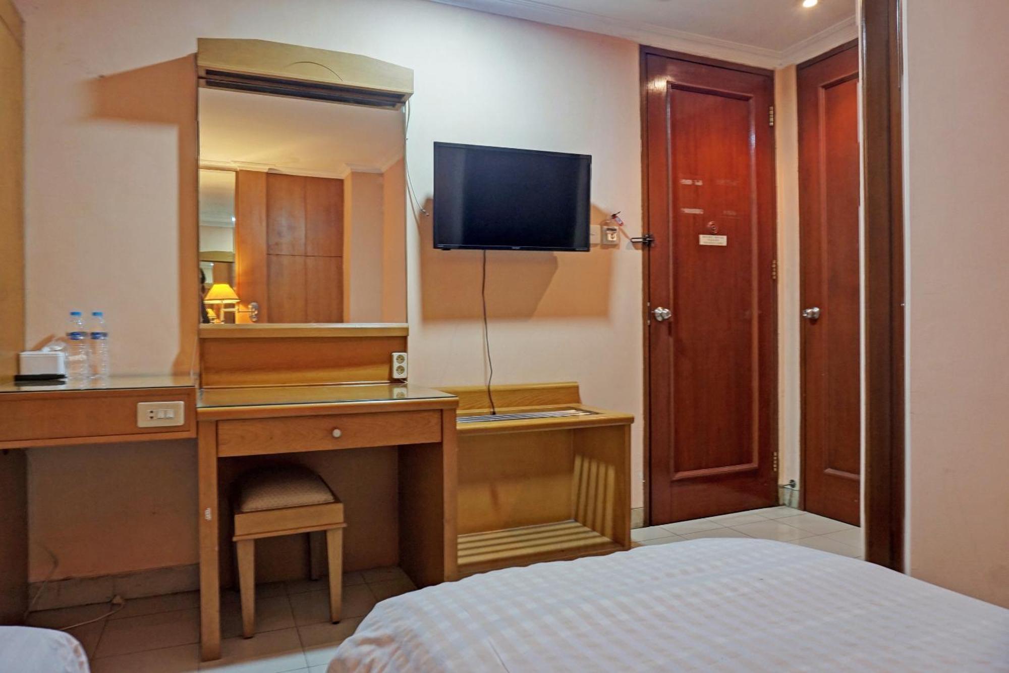 Oyo 671 Hotel Capitol Jakarta Buitenkant foto