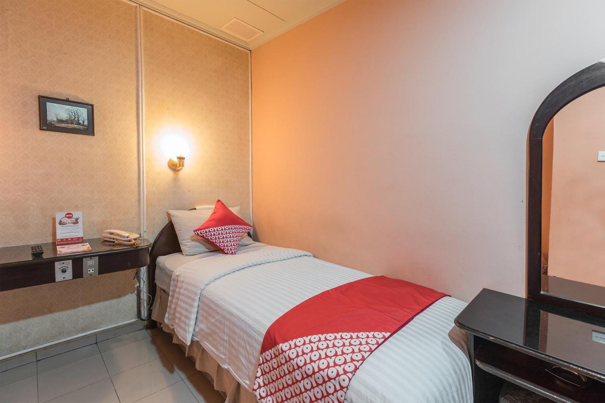 Oyo 671 Hotel Capitol Jakarta Buitenkant foto