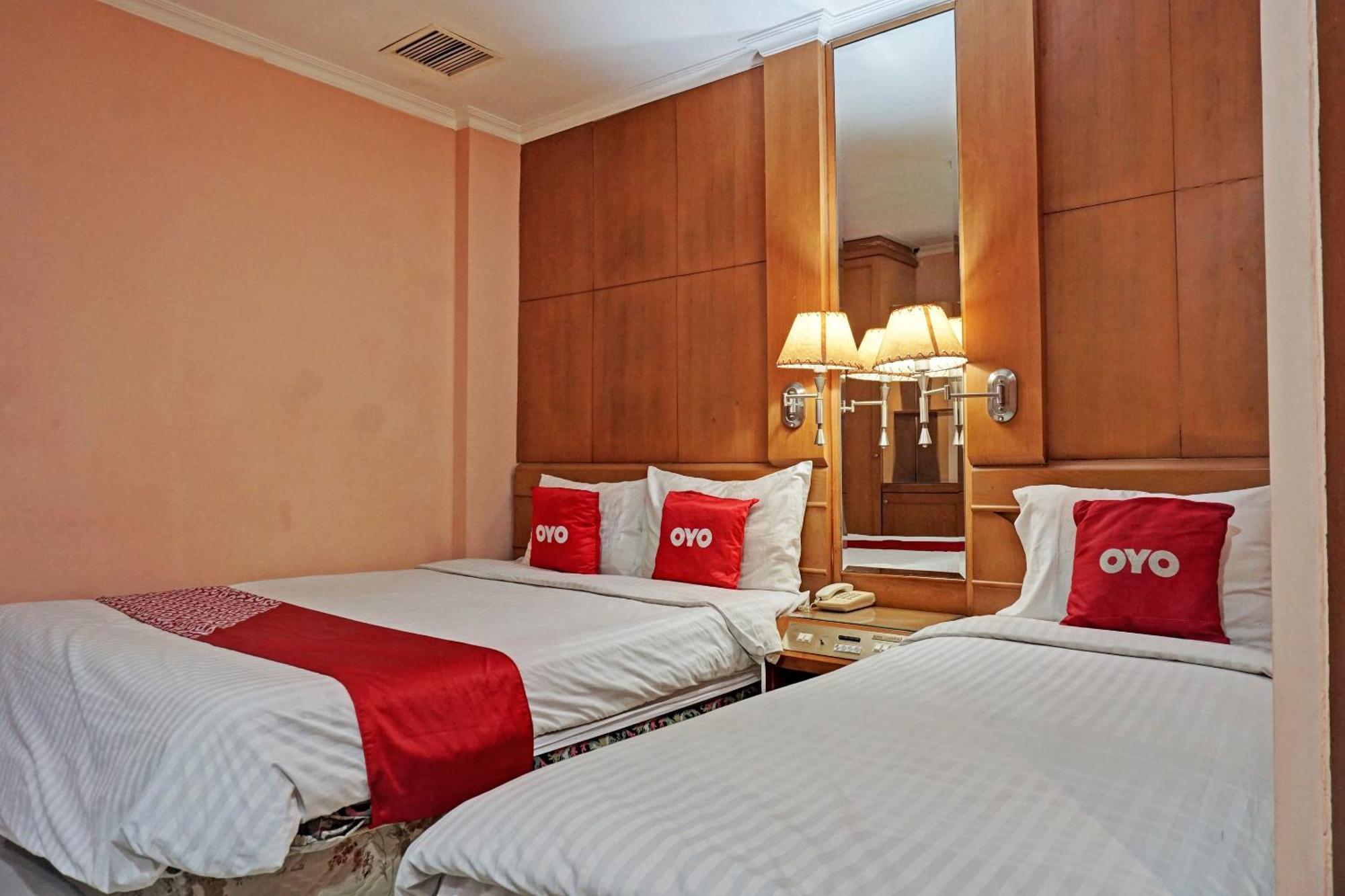 Oyo 671 Hotel Capitol Jakarta Buitenkant foto