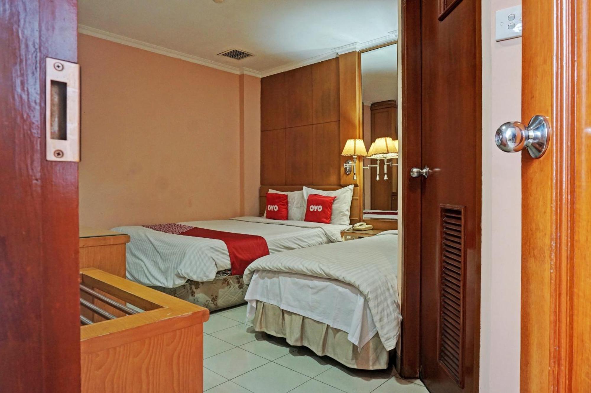 Oyo 671 Hotel Capitol Jakarta Buitenkant foto